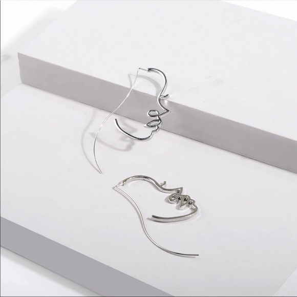 •Tessa• Silhouette Face Earrings - Picture 4 of 5